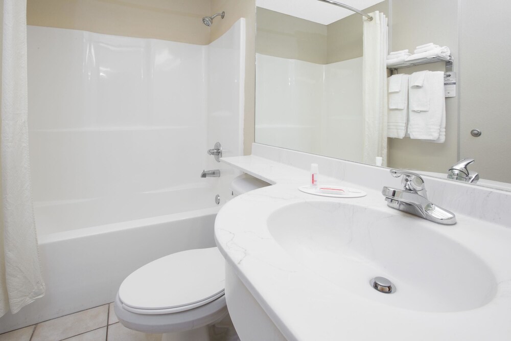 Bathroom, Microtel Inn & Suites by Wyndham Hattiesburg