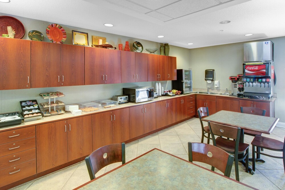 Breakfast area, Microtel Inn & Suites by Wyndham Hattiesburg