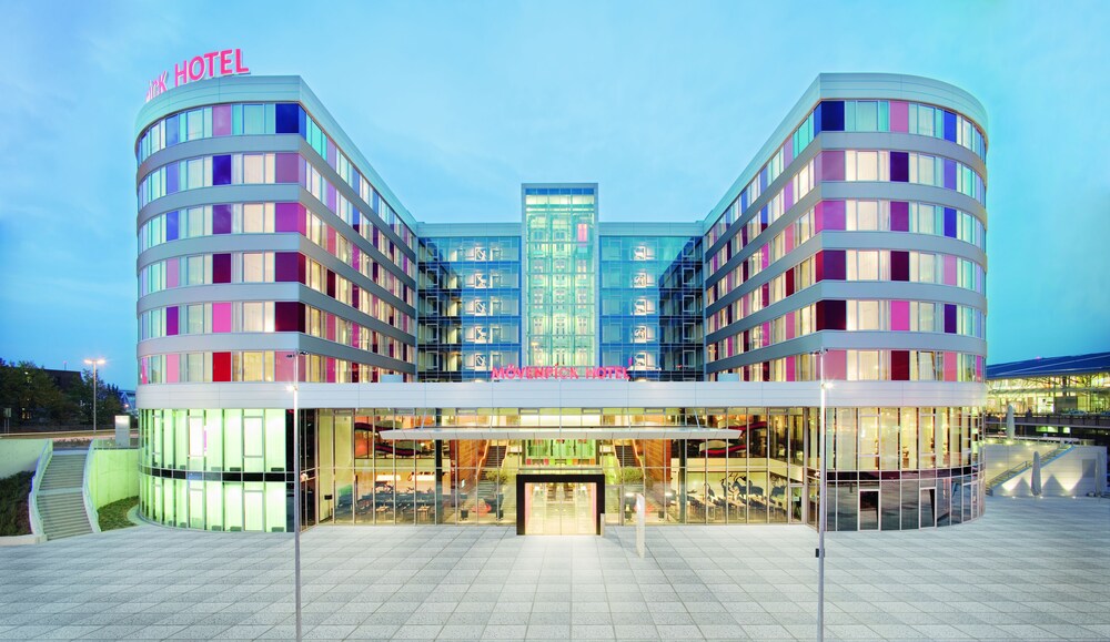 Hotelfassade am Abend/bei Nacht