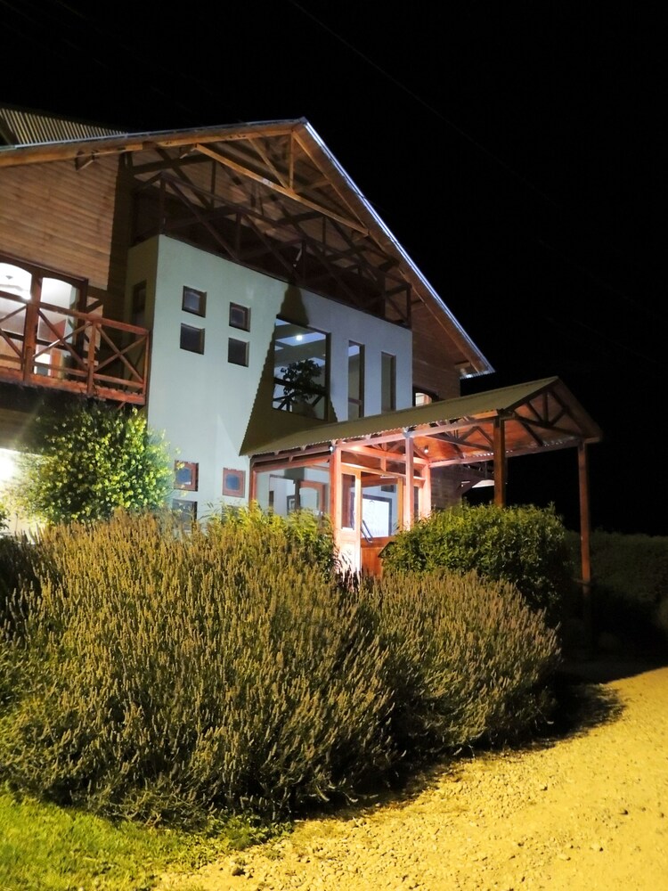 Fachada del hotel de noche