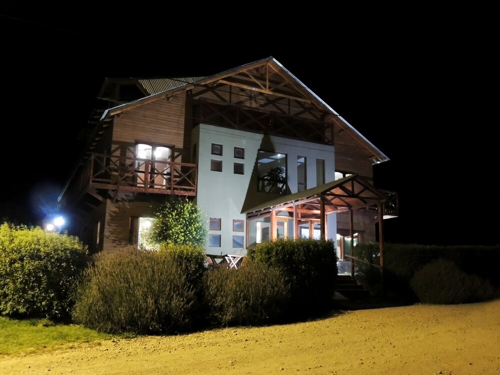 Fachada del hotel de noche