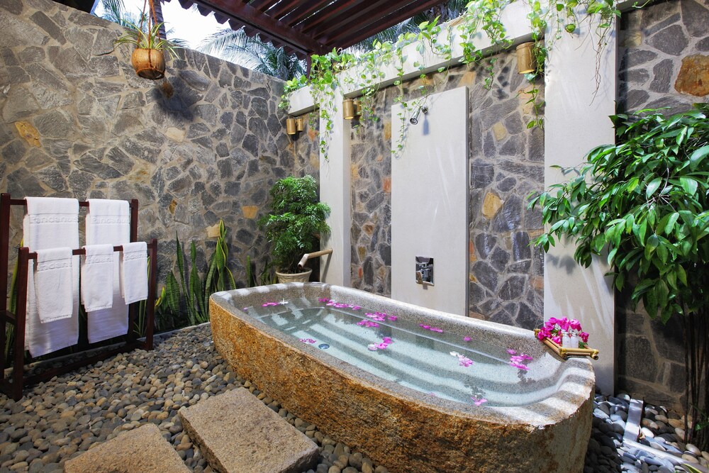 Deep Soaking Bathtub