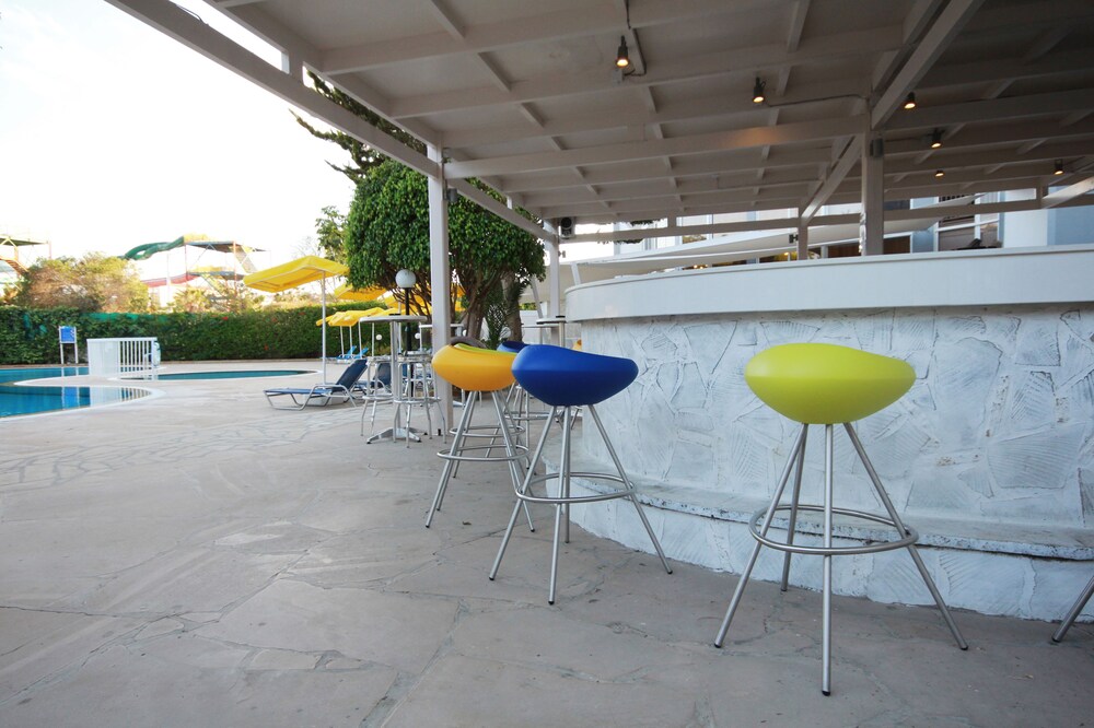 Poolside Bar