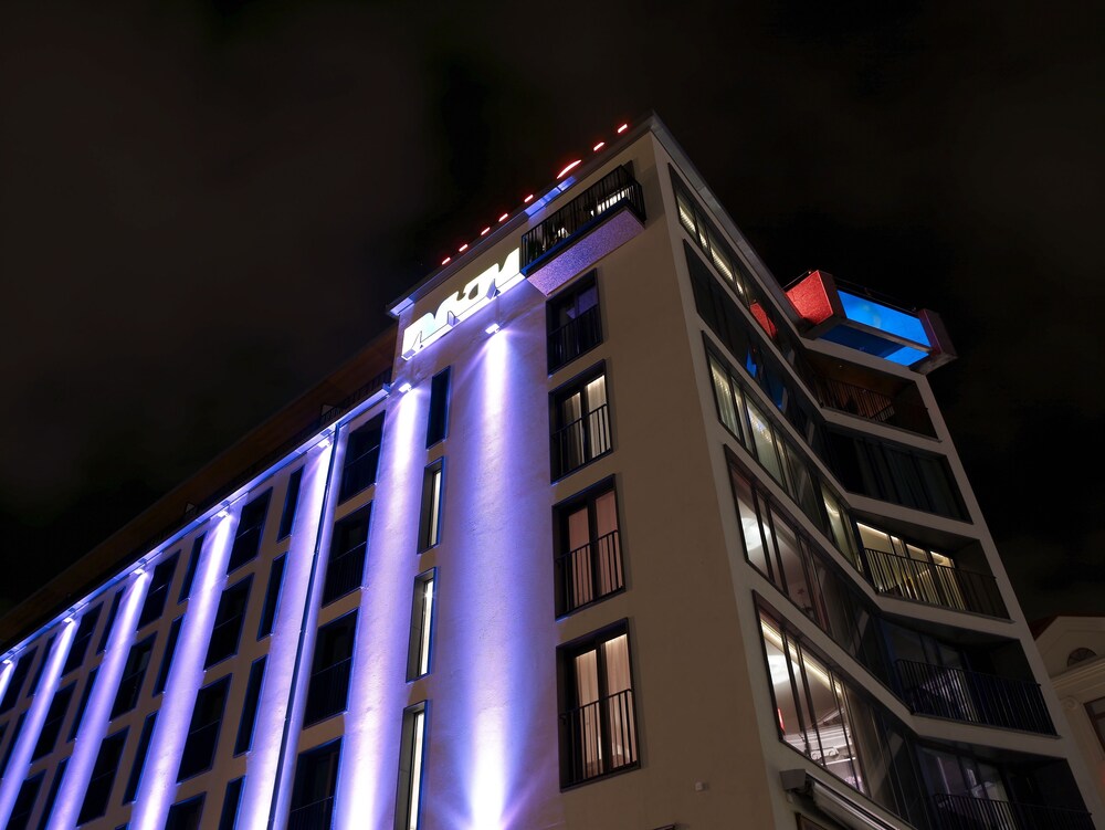 Hotellfasad - kväll