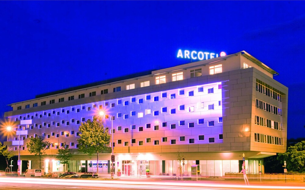 Hotelfassade am Abend/bei Nacht