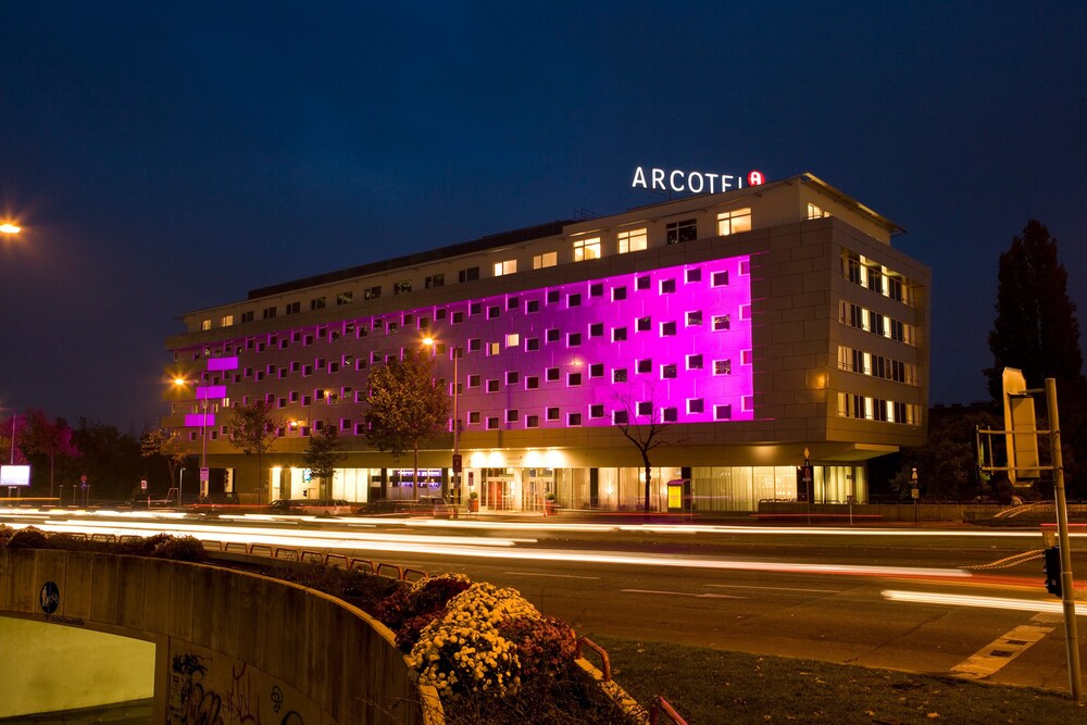 Hotelfassade am Abend/bei Nacht