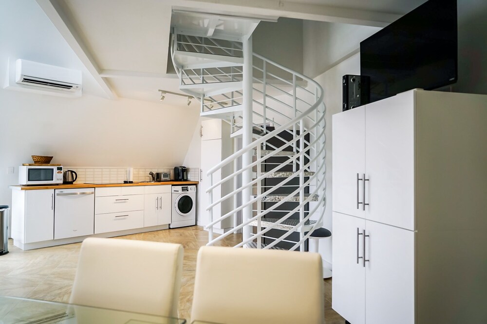 Luxury House, 2 Bedrooms, Accessible, Kitchen - In-Room Dining