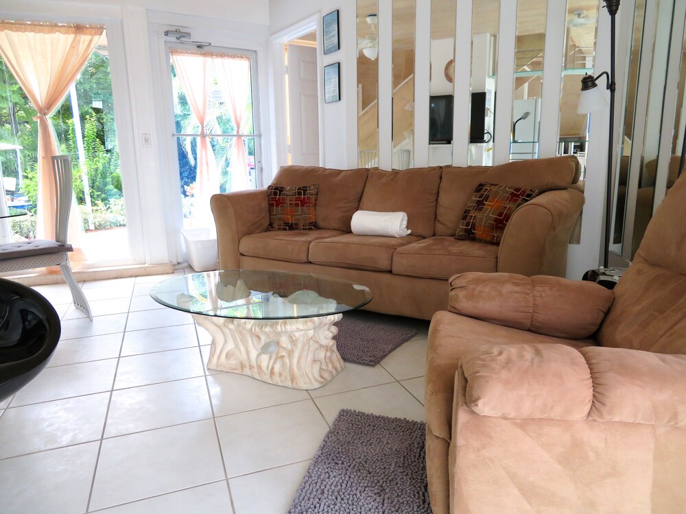 Royal House, 2 Bedrooms, 2 Bathrooms - Living Area