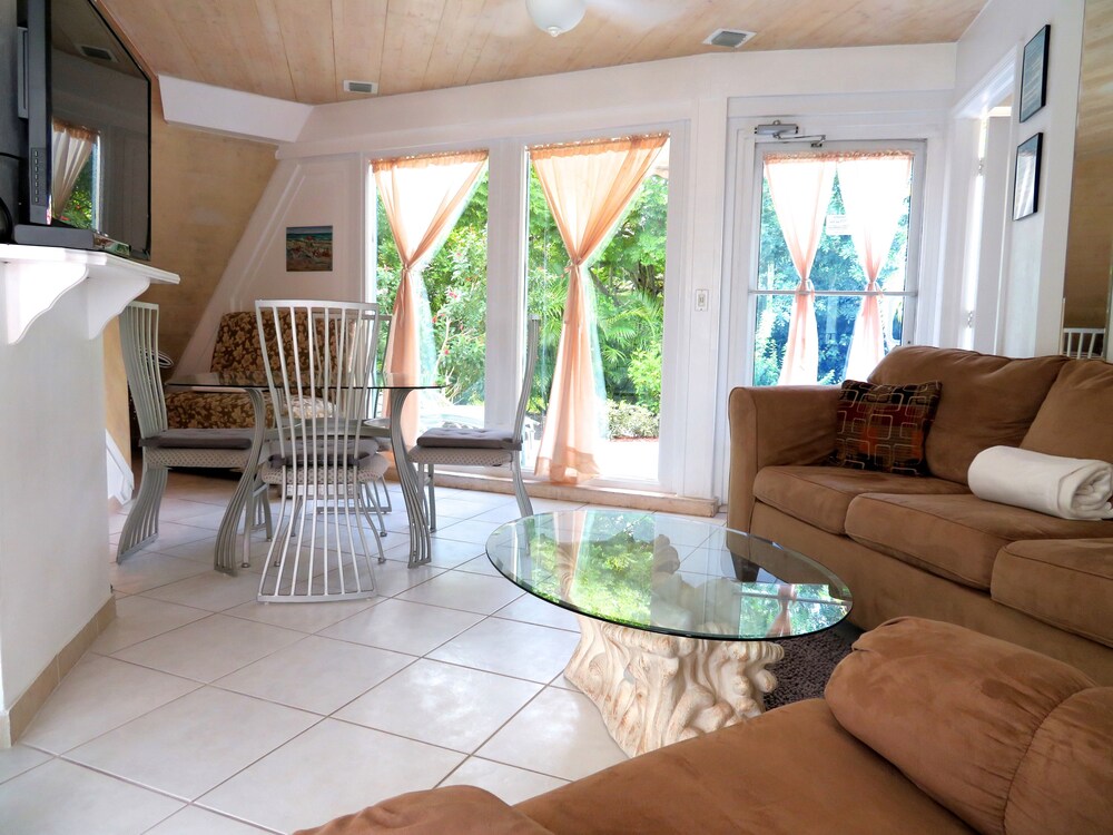 Royal House, 2 Bedrooms, 2 Bathrooms - Living Area