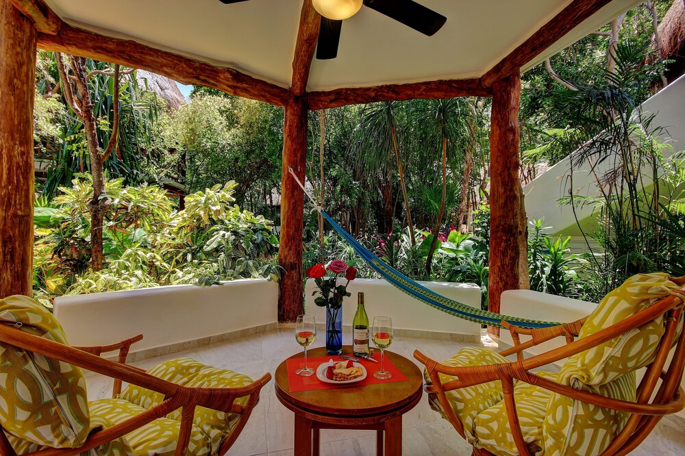 Romantic Bungalow, 1 King Bed, Garden View - Balcony