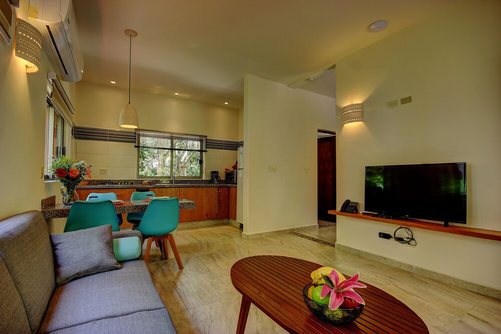 Romantic Bungalow, 1 King Bed, Garden View - Living Area