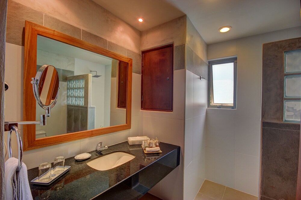 Standard Apartment, 3 Bedrooms, Ocean View - Bathroom
