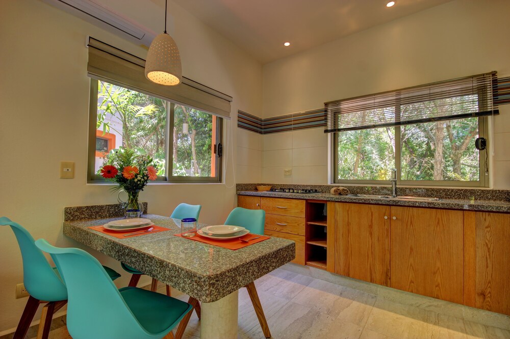 Romantic Bungalow, 1 King Bed, Garden View - In-Room Kitchenette