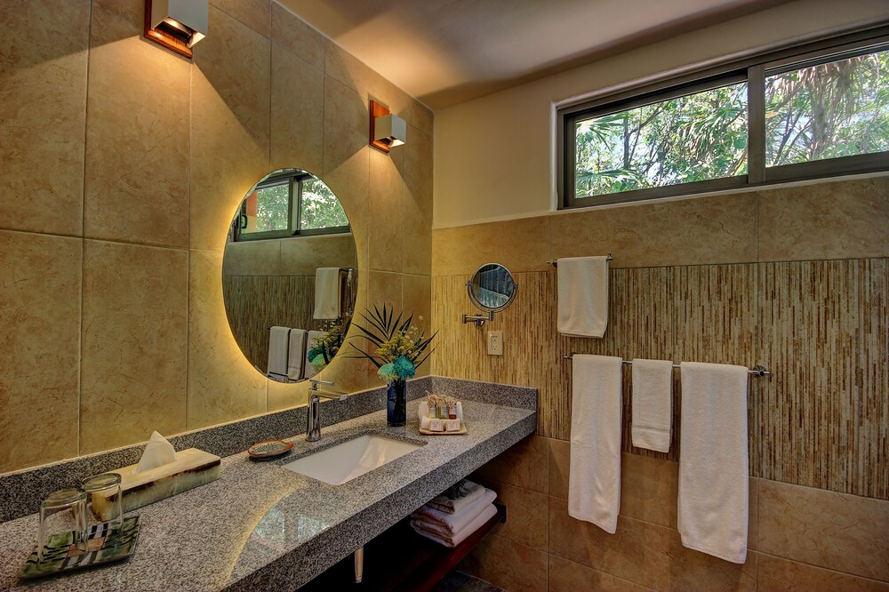 Romantic Bungalow, 1 King Bed, Garden View - Bathroom