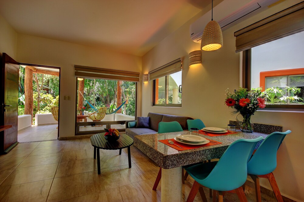 Romantic Bungalow, 1 King Bed, Garden View - In-Room Dining