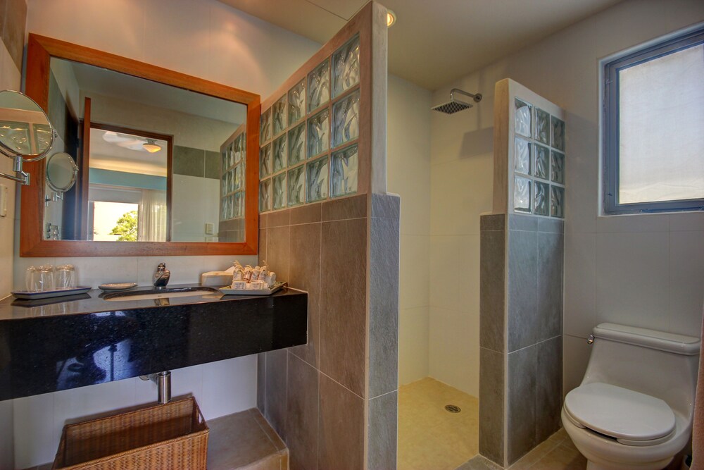 Standard Apartment, 3 Bedrooms, Ocean View - Bathroom Shower