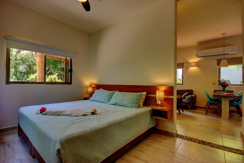 Romantic Bungalow, 1 King Bed, Garden View - Guestroom