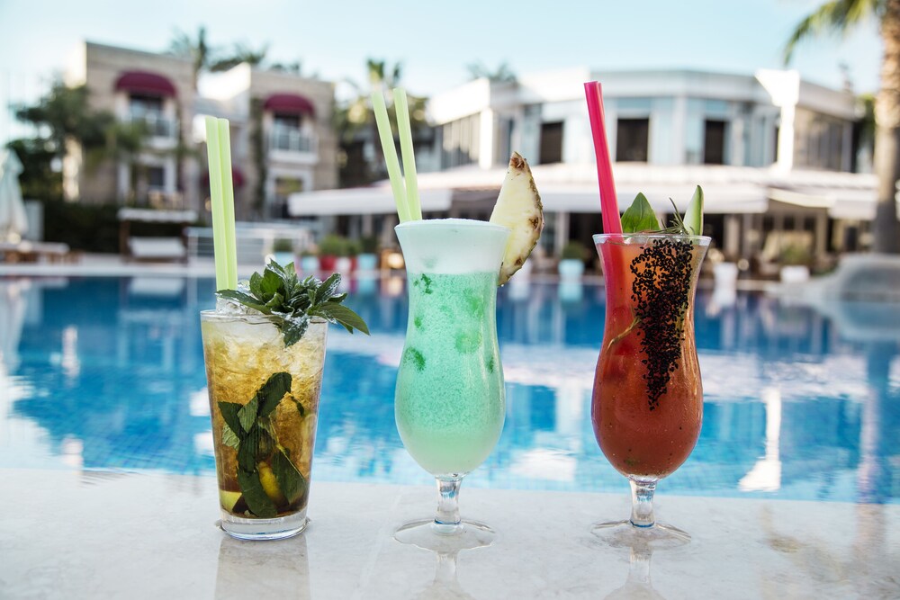 Bar en bord de piscine