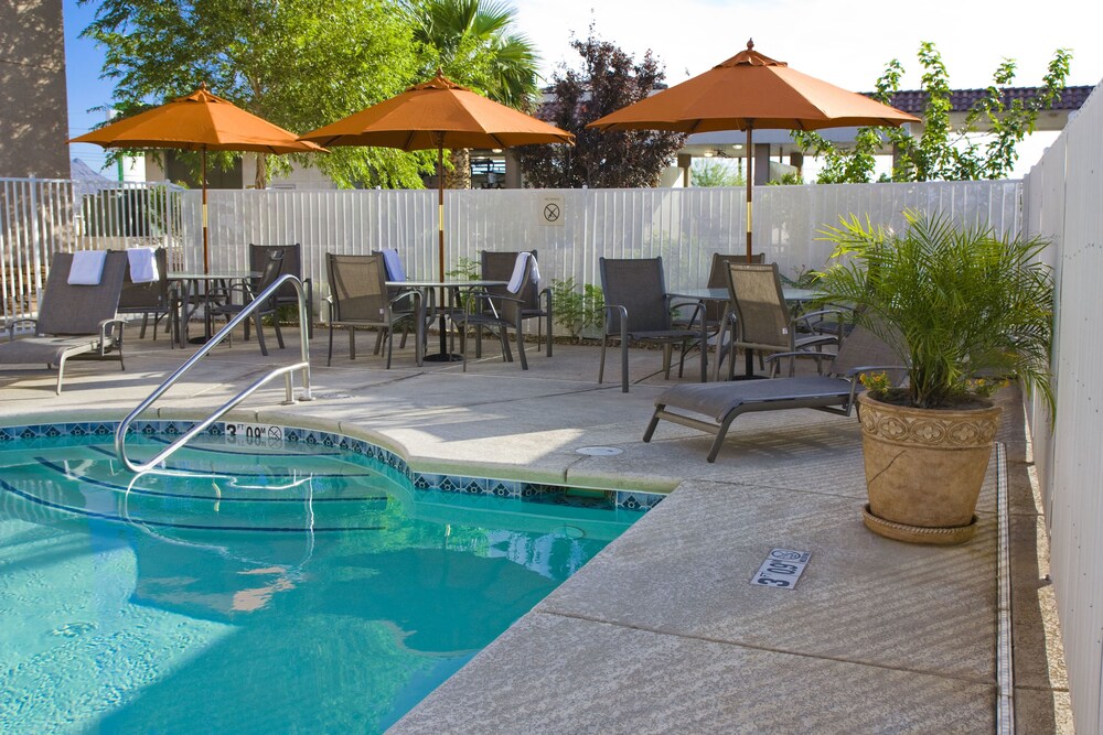 Outdoor pool, Best Western Plus Henderson Hotel