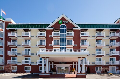 Holiday Inn Express & Suites Petoskey, an IHG Hotel
