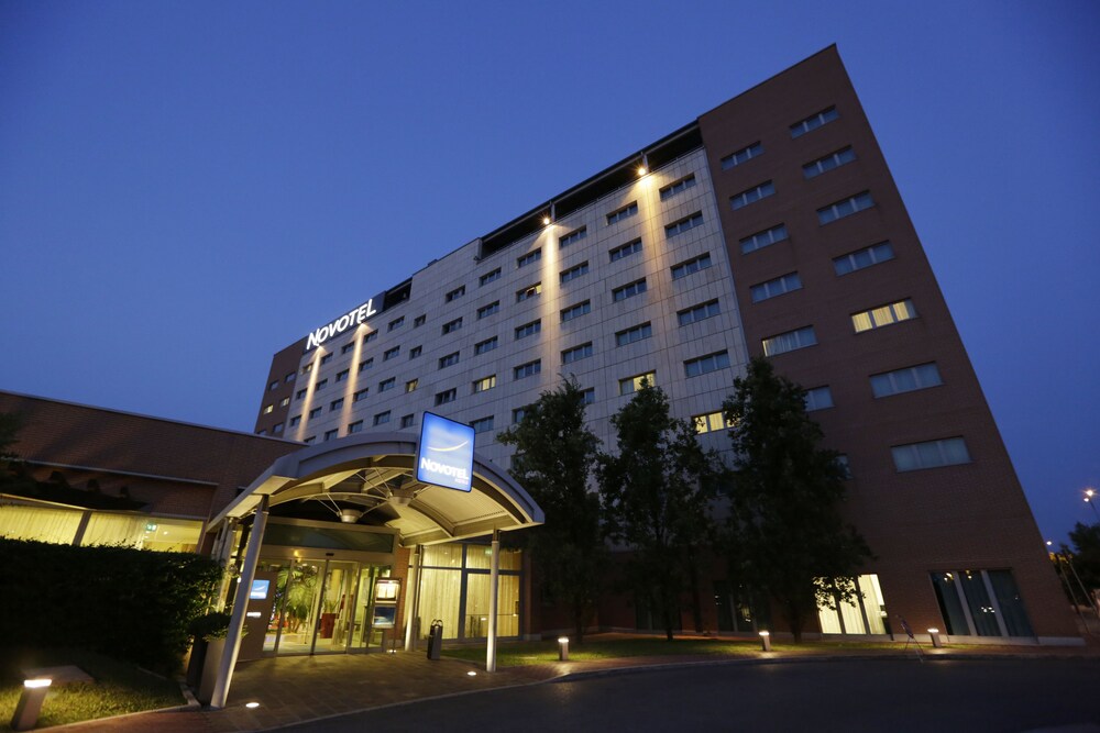 Facciata hotel (sera/notte)