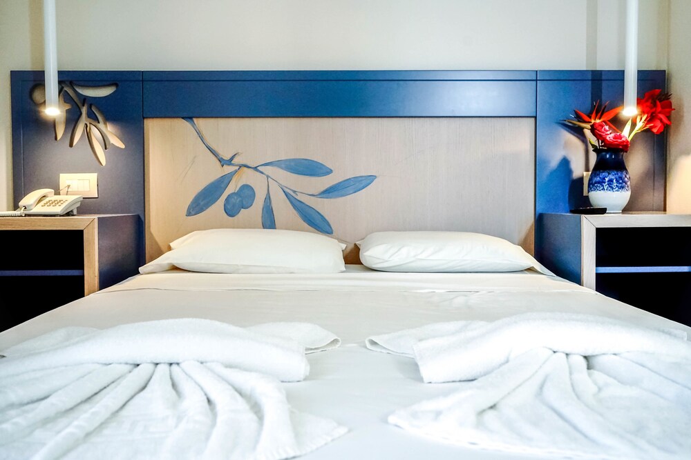 Deluxe Suite, 1 Bedroom, Partial Sea View - Guestroom
