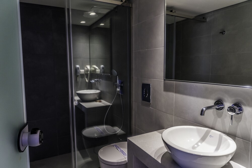 Deluxe Room, Partial Sea View - Bathroom