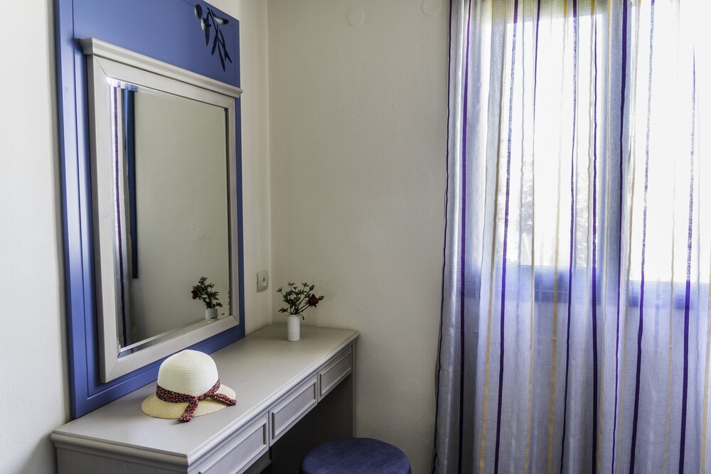 Deluxe Room, Partial Sea View - Guestroom