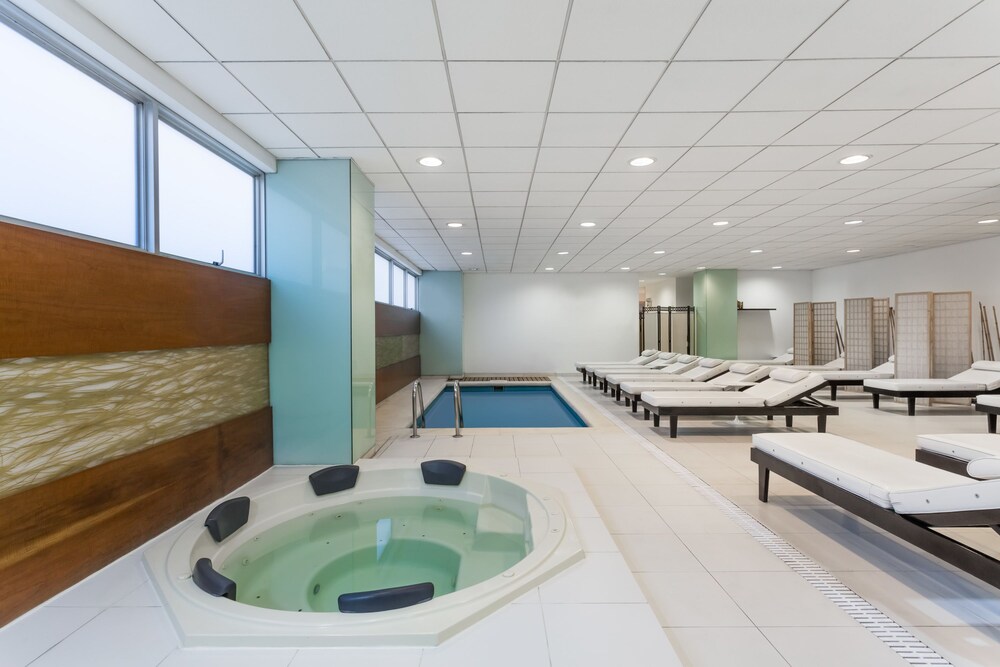 Bañera de hidromasaje en el interior