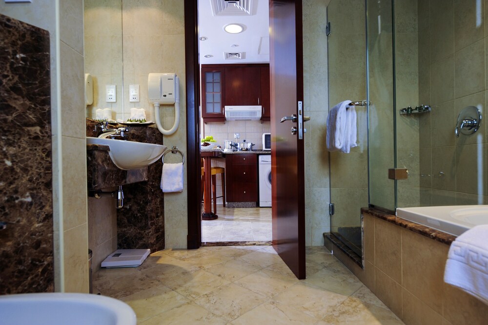 Studio Suite - Bathroom