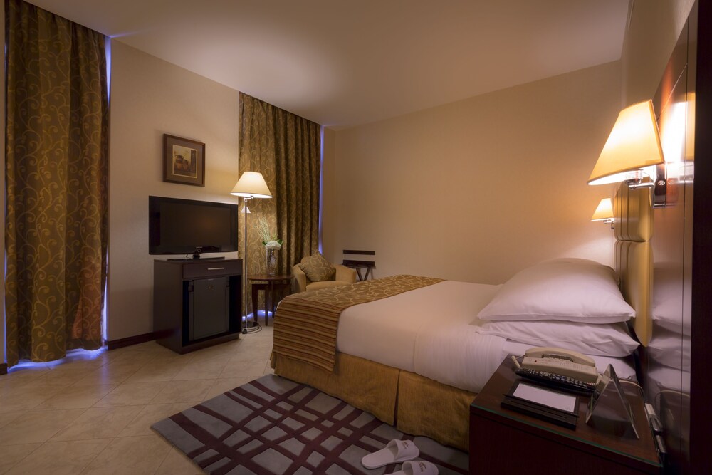 Executive Suite, 1 Queen Bed - Guestroom