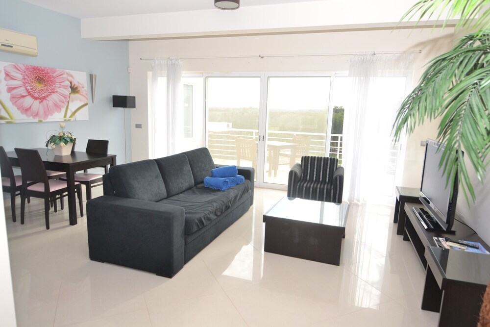 Standard Apartment, 1 Bedroom, Garden View, Garden Area - Living Room