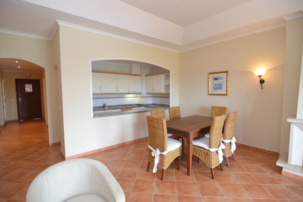 Standard Apartment, 3 Bedrooms, Pool View - Living Room