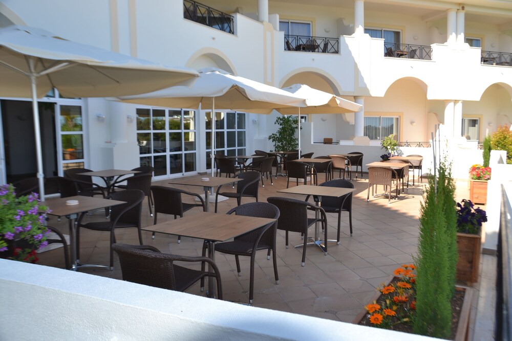 Poolside Bar