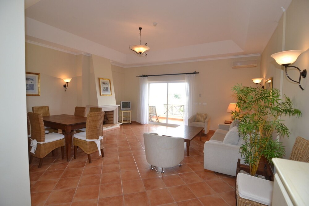 Standard Apartment, 3 Bedrooms, Pool View - Living Room