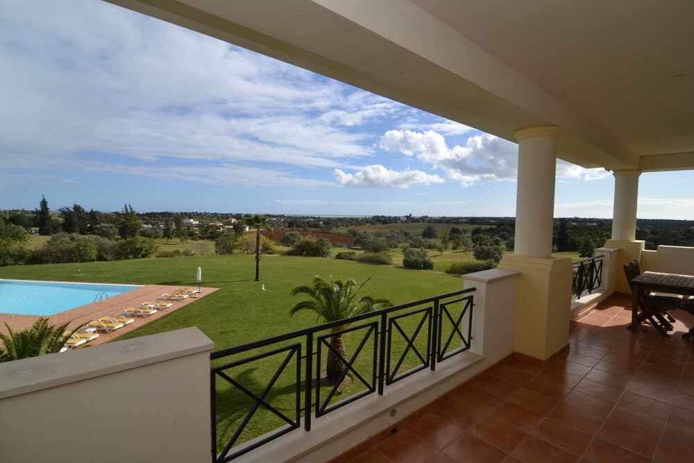 Standard Apartment, 3 Bedrooms, Pool View - Guestroom
