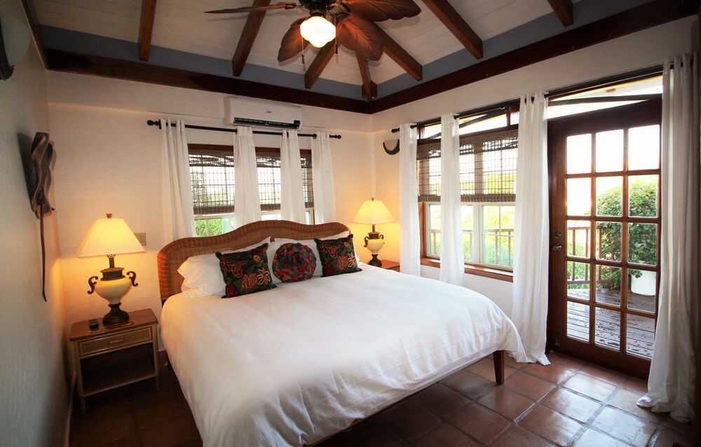 Luxury Villa, 2 Bedrooms, Sea View - Guestroom