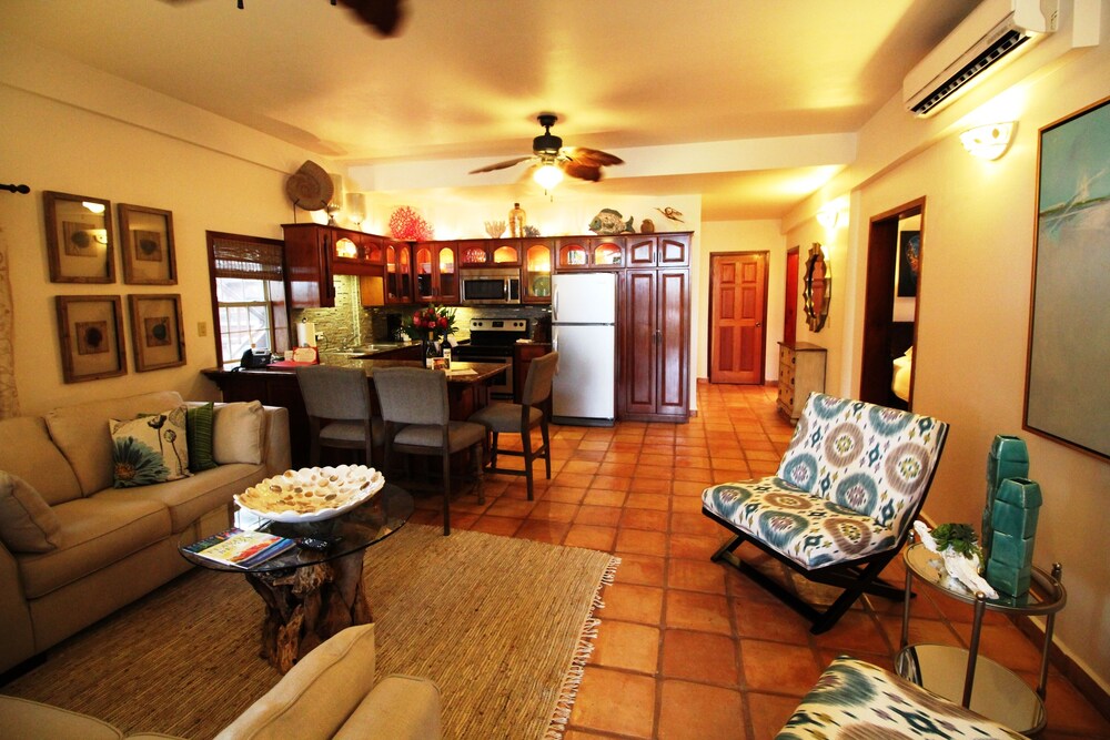 Luxury Room, 2 Bedrooms, Partial Sea View - Living Area