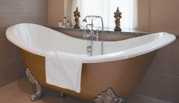 Deep Soaking Bathtub