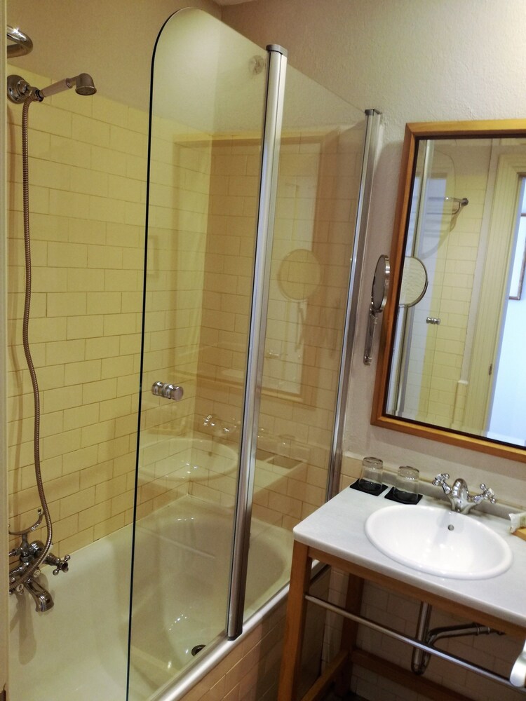 Triple Room - Bathroom