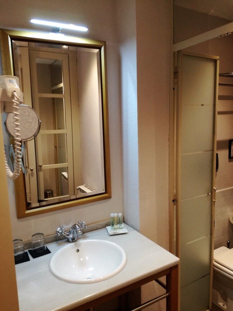 Triple Room - Bathroom