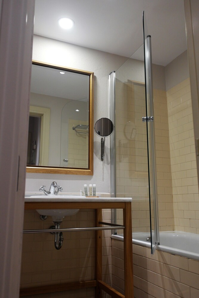 Triple Room - Bathroom