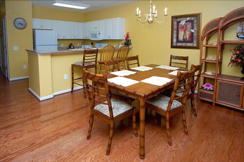 Condo, 3 Bedrooms (2 Queen bed 2 singles and 1 sofa bed) - In-Room Dining