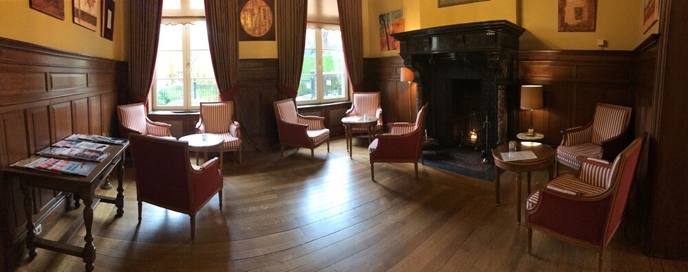 Hotel Lounge