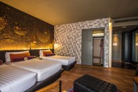 Grand Deluxe Family Room