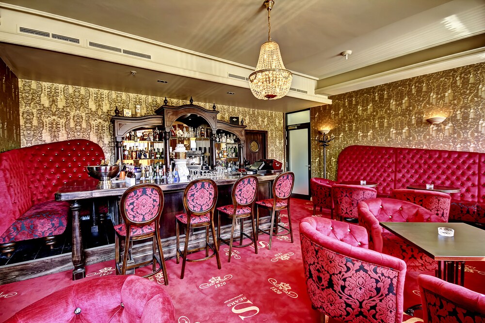 Hotel Bar