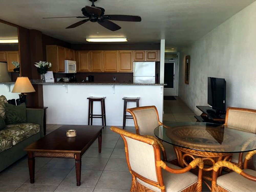 Standard Room, 1 Bedroom, Oceanfront - In-Room Dining