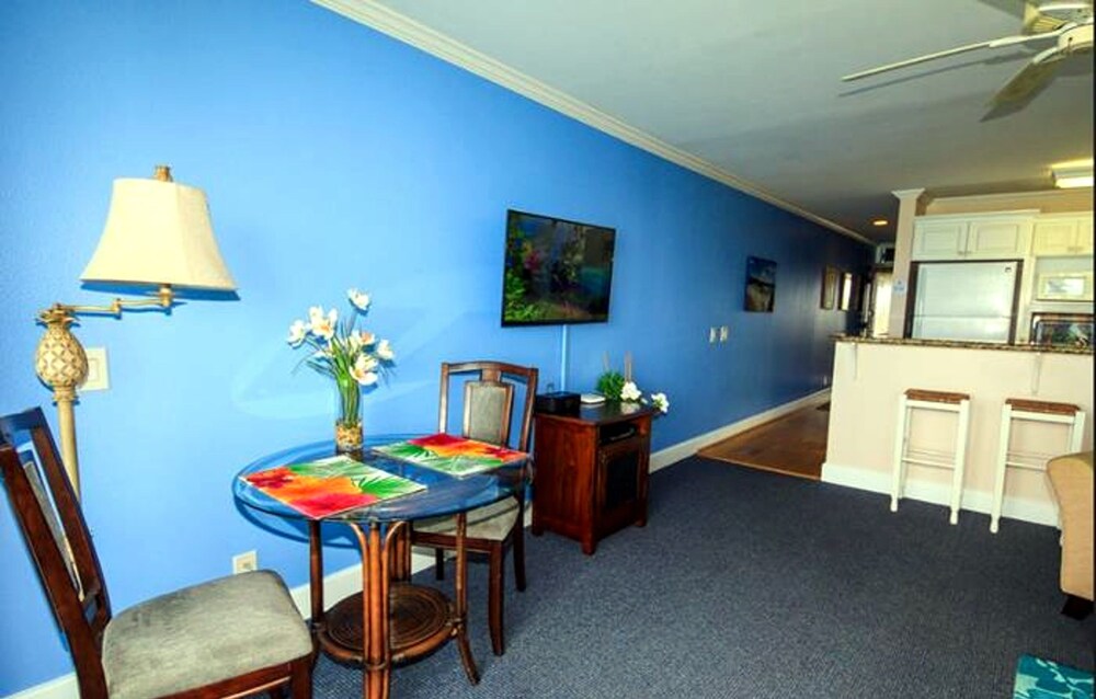 Standard Room, 1 Bedroom, Oceanfront - Living Area