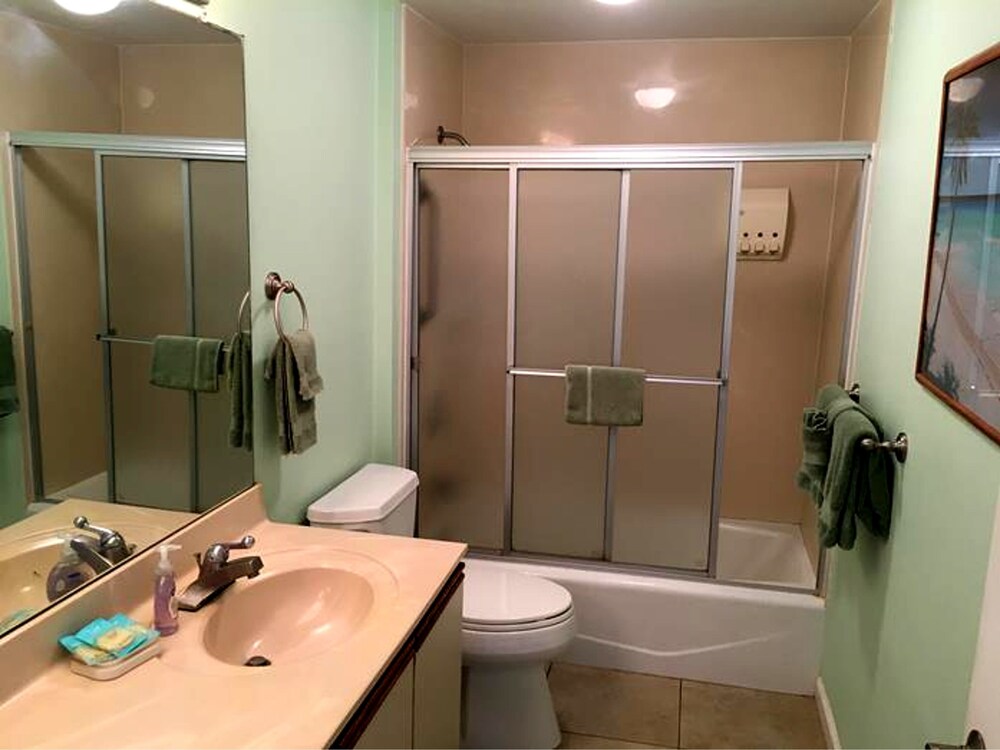 Standard Room, 1 Bedroom, Oceanfront - Bathroom