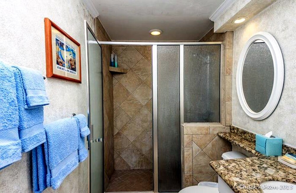 Standard Room, 1 Bedroom, Oceanfront - Bathroom